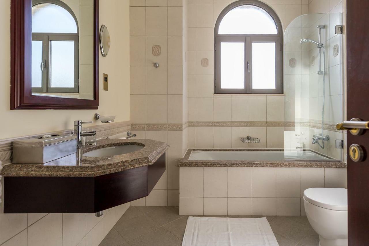 Chic 4Br Villa With Assistant Room And Private Pool On Palm Jumeirah By Deluxe Holiday Homes Dubái Exterior foto