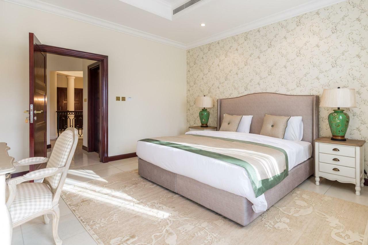 Chic 4Br Villa With Assistant Room And Private Pool On Palm Jumeirah By Deluxe Holiday Homes Dubái Exterior foto